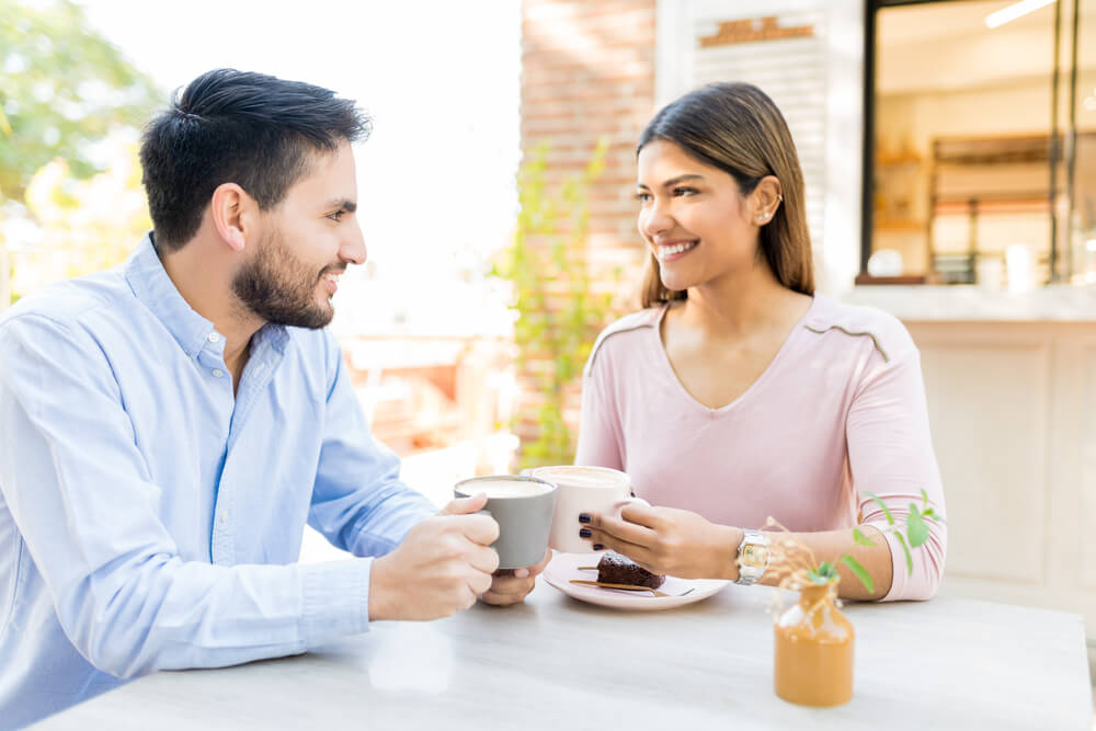 A man and woman having coffee. Learn about these 31 co-parenting tips to make shared custody a success.