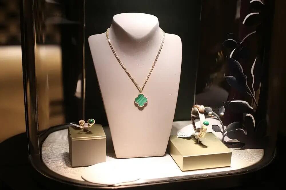Van Cleef & Arpels Alhambra Necklace: A Guide to Buying and Selling