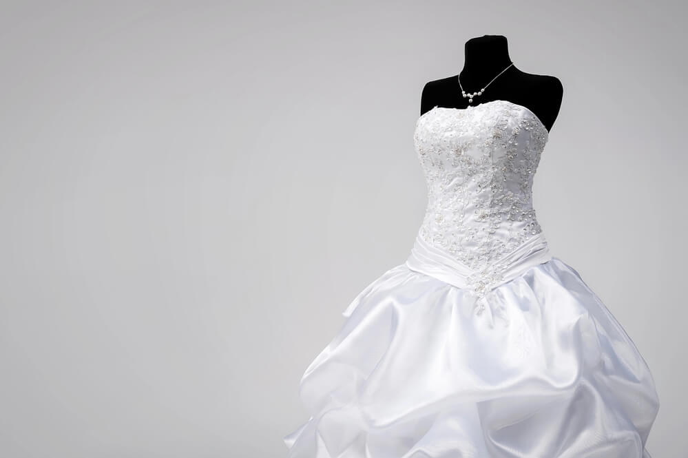 A wedding dress. What can I sell to make money (or resell)? 41 ideas for 2024. Click here.